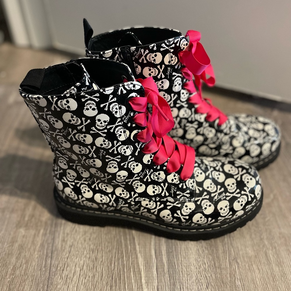 Torrid Betsey Johnson skull boots with hot pink laces size 10WW